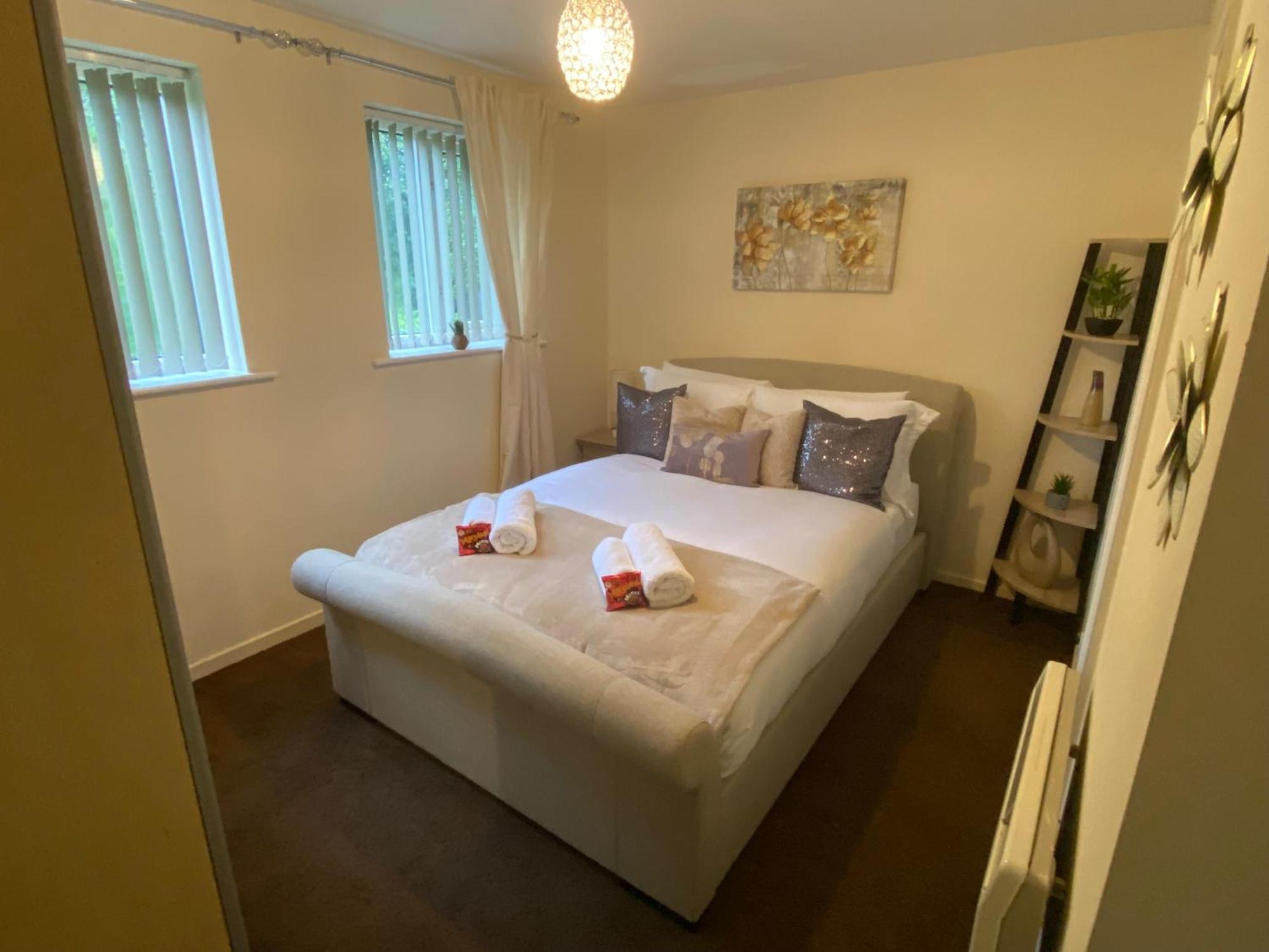 Lovely 2 Dbl Bed Apartment Near Heaton Park And North Manchester Hospital With Parking Exterior photo