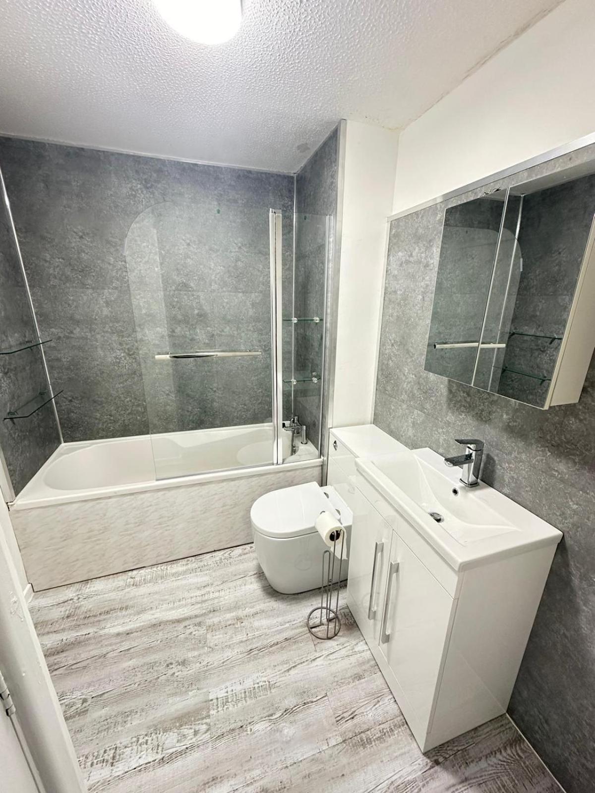 Lovely 2 Dbl Bed Apartment Near Heaton Park And North Manchester Hospital With Parking Exterior photo